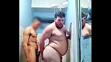 Pegaram o Gordinho No Banheiro da Festa E Foderam At&eacute_ Gozar Dentro Dele