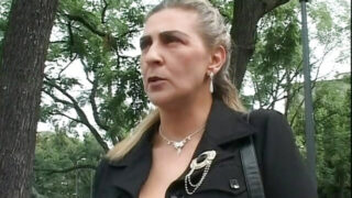 Una bella casalinga MILF pelosa riceve una profonda scopata anale