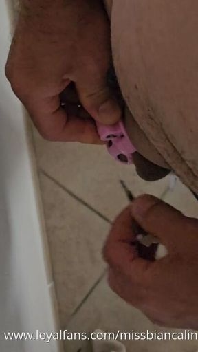 Gabbietta con serratura incollata e chiave spezzata