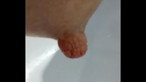 Il marito spreme la tetta piena di latte,alla moglie vogliosa.
