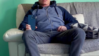 Ev yapımı İngiliz yakışıklılar, devasa penisleri okşuyor ve ateşli eşcinsel anal seks sırasında sertçe boşalıyorlar