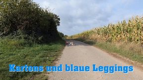 Cardboard and blue leggings - Kartons und blaue Leggings