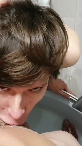 Twink Went Into the Shower Where the Roommate Was Washing and Was Fucked by a Huge Dick