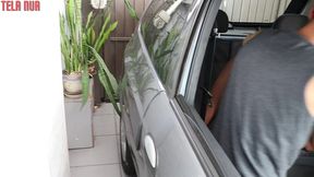 peguei a moreninha novinha de jeito dentro do carro em quanto assistia sua putinha sendo fodida