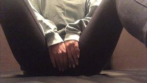 ネカフェでおもちゃ持参してエロ動画見ながらオナニーする女子◯生。