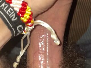 ????▶️???? Spanischer Reisender masturbiert seinen großen Schwanz und provoziert einen Spritzer bei der