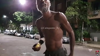 Nessa madrugada, depois de uma foda apimentada com um baiano, fui pra rua ca&ccedil_ar um mendigo pra gravar. Olhem o que eu ac...