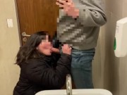 Chupando la polla de mi hermanastro en el cine