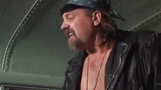 A adorável amadora Leah Stevenson tem o cu arrombado pelo enorme pau de Brian Surewood.