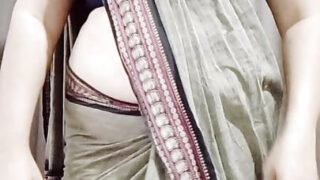 Domowy klip z kamery internetowej przedstawiający 18-letnią blondynkę z Azji, która solo masturbuje się swoim ciasnym tyłkiem