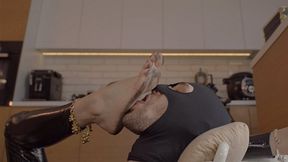 Slave Worship Dirty Feet Of Catwoman Amber - HD 2560x1440