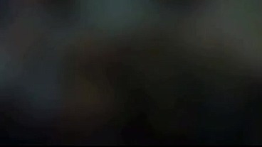 Motorista do táxi deixou eu ir masturbando ele durante a viajem, ele tinha esposa, ficou nervoso mas o pau estava muito duro