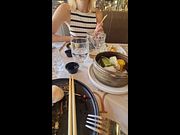 Porto mia moglie porca al ristorante e la stimolo a piacere