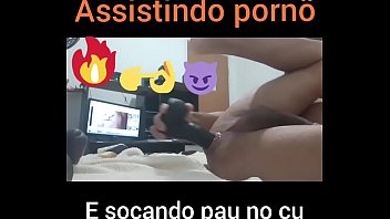 Assistindo porn&ocirc_ e socando pau preto no cu