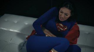 Cosplayer da Supergirl perde em batalha e é fodida como punição