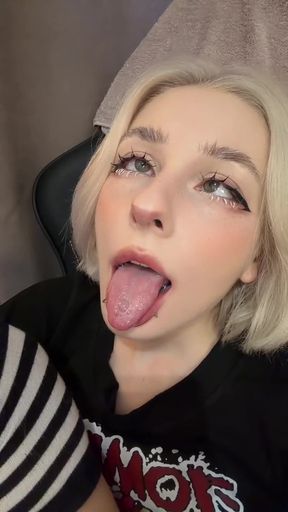 OnlyFans babe gives a drool-worthy performance with ahegao expression