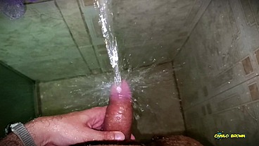 No hands water masturbation. Letting the stream of water fall on my big uncut latino cock until it makes me cum hands free ?