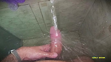 No hands water masturbation. Letting the stream of water fall on my big uncut latino cock until it makes me cum hands free ?