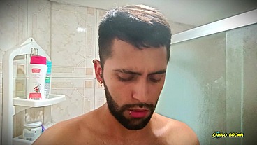 No hands water masturbation. Letting the stream of water fall on my big uncut latino cock until it makes me cum hands free ?