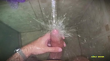 No hands water masturbation. Letting the stream of water fall on my big uncut latino cock until it makes me cum hands free ?
