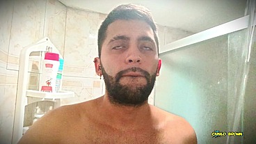 No hands water masturbation. Letting the stream of water fall on my big uncut latino cock until it makes me cum hands free ?