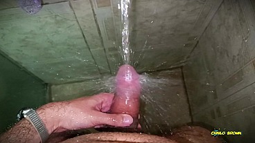 No hands water masturbation. Letting the stream of water fall on my big uncut latino cock until it makes me cum hands free ?