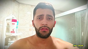 No hands water masturbation. Letting the stream of water fall on my big uncut latino cock until it makes me cum hands free ?