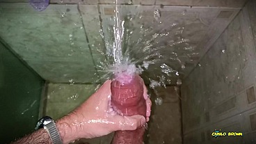 No hands water masturbation. Letting the stream of water fall on my big uncut latino cock until it makes me cum hands free ?