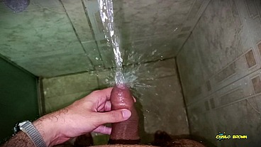 No hands water masturbation. Letting the stream of water fall on my big uncut latino cock until it makes me cum hands free ?