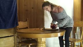 il la culbute sur la table