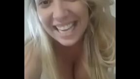 Loira safada enfia lapis na buceta pra dizer que &eacute_ apertada