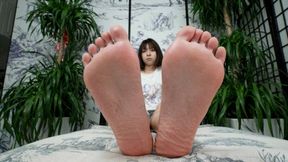 Beautiful girl Hanxiaoxiao hows her sexy little foot7 HD