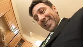 Děvka s velkým zadkem má drsné dvojité penetrace do svých těsných otvorů