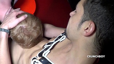 il baise son pote sur le sling sans capotes