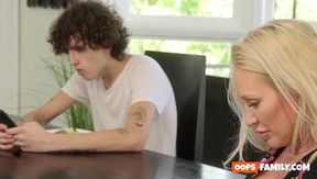 Seducing My Stepmom's Friend and Making Him Beg for More in a Hardcore Encounter