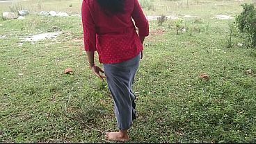 जंगल में चूत में ऊँगली कर रही सौतेली मॉम की नजदीक होटल में दमदार xxxx चुदाई