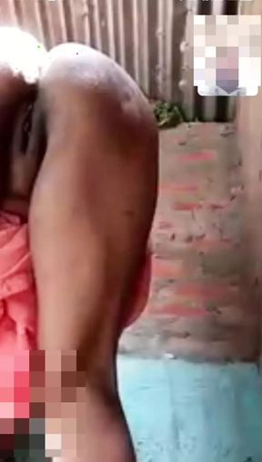Desi village ki bhabhi apne lover ko video call pe gand aur chut dikha