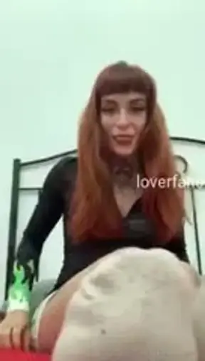 Estás deseando que me quite los calcetines... esperando con la boca abierta para que te los meta bien dentro y ya no puedas ni hablar. Aunque con mis pies desnudos a la vista, anonadado tampoco tendr…