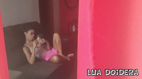 lua doidera em enteada sendo gravada pelo padrasto brincando com bichinho de pelucia na sala - casaldoidera