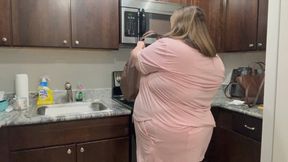BBW Waking Up To Eat