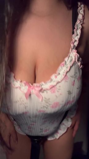 Curvy woman tries strap-on pegging for the first time