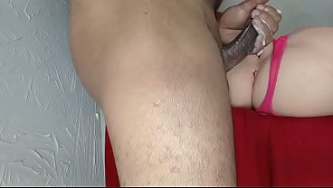 Esse pauz&atilde_o n&atilde_o cabe na minha buceta! Tenta foder meu cu! Mulher jovem, magra e gostosa com uma bunda perfeita recebe sexo anal de um pauz&atilde_o