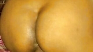 大きなクリトリスを持つインド人少女の自慰行為