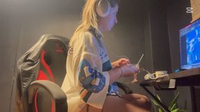 Farting while playing dress to impress in thongss