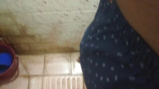 Sólový amatérský medvěd masturbuje masivní černý penis a močí v horké koupelně