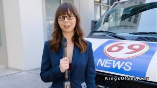 Cosplayerka Wonder Woman czci ciasną cipkę reporterki