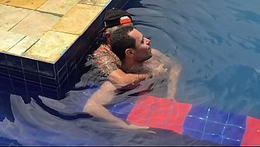 Mach&atilde_o sendo fodido em uma piscina por algum dinheiro