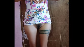 En vestido de flores me desnudo y toco