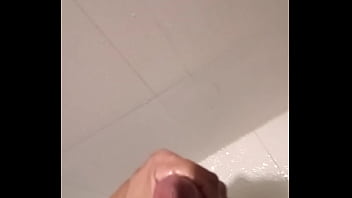 Novinho gozando no banheiro
