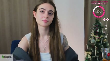 La Mujer Latina Provocativa Posa Desnuda Y Toca Cada Zona Sensible De Su Cuerpo Excitado Con Un Deseo Secreto